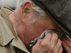 Kiewer Polizisten erstellen Protokoll gegen Mutter des Jugendlichen wegen Aggression gegen Rentner