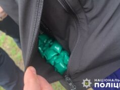 Die Polizei hat einen Drogenhändler festgenommen, der ‘Verstecke’ in der Nähe von Garagen in Kiew versteckte