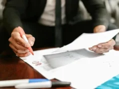 Illinois Kurzmeldungen: Geschäftswirtschaftlicher Optimismusindex sinkt; Hilfe zur offenen Medicare-Anmeldung angeboten